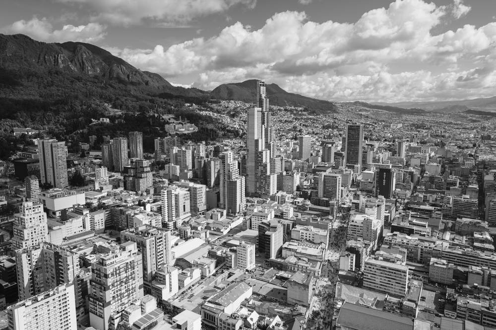 Bogotá desde lo alto, con los cerros orientales al fondo
